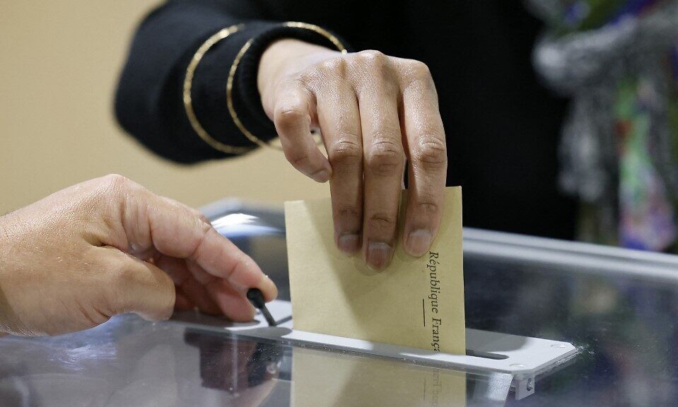  الانتخابات التشريعية الفرنسية: نتائج متقاربة بين ماكرون وتحالف اليسار في الدورة الأولى